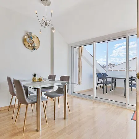 Daire Penthouse-suite 100m2 - 600m To